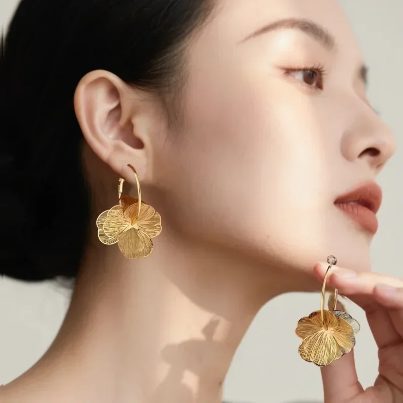 Boucles d'Oreilles Créoles Fleur Dorées